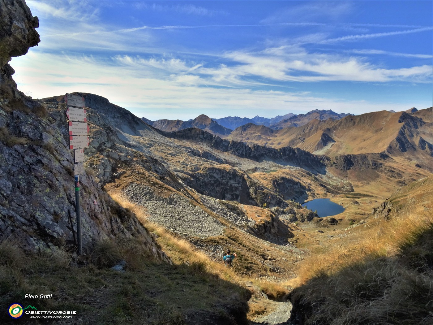 38 Alla Bocchetta dei lupi (2316 m) vista su Val Lunga, Laghi di Porcile, Passo di Tartano.JPG